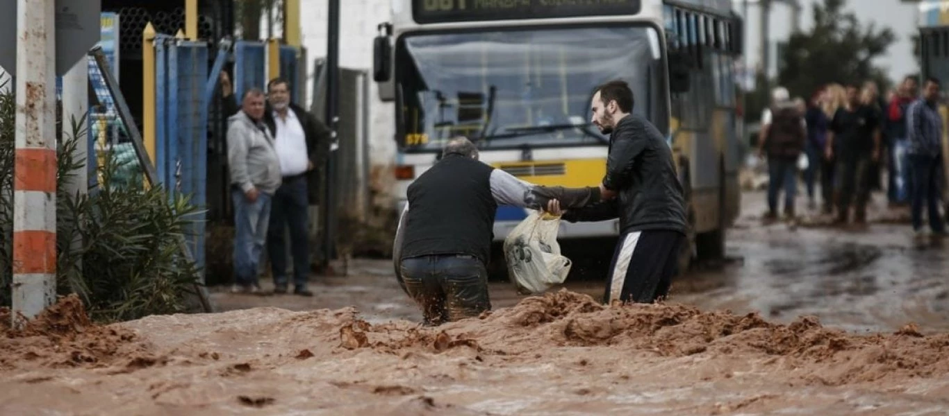 Στο έλεος της βροχής η Δ. Αττική: 160 κλήσεις στην πυροσβεστική